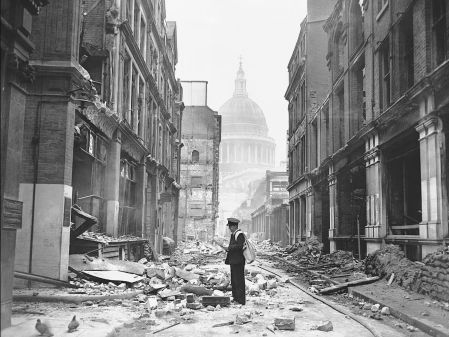 Un cartero intenta entregar cartas en una calle dañada por las bombas en London Blitz, mayo de 1941