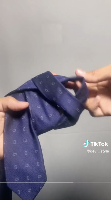 Detalle del proceso del nudo de la corbata