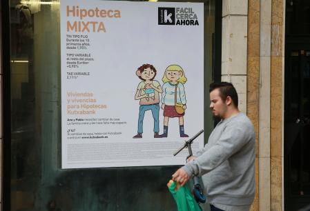 Un anuncio de hipotecas en el escaparate de una entidad bancaria