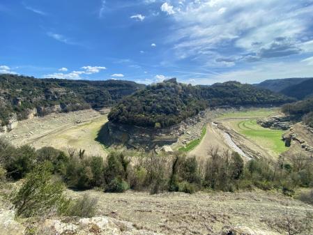 Sant Pere de Casserres, en el meandro seco del Ter.