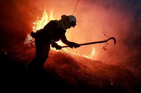 Bomberos luchando contra el fuego en Piedrafita