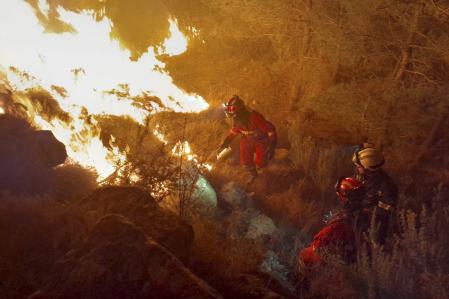 Las llamas han destrozado enseres personales como este vehículo  en Montanejos