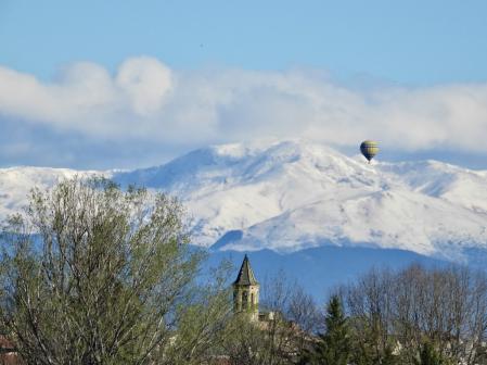 El Puigmal nevado a principios de abril, visto desde Vic.