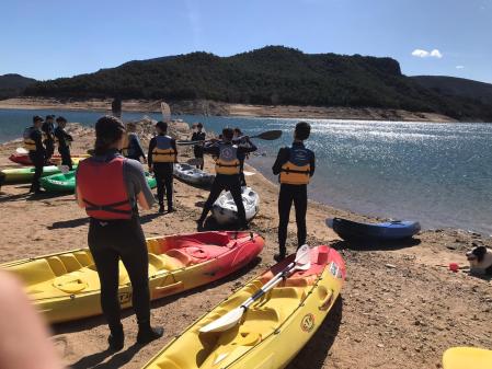 Un grupo en el pantano Darnius-Boadella, que está al 30% de capcacidad, la semana pasada.