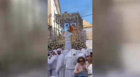Imagen de la Virgen del Rocío de Vélez-Málaga ardiendo ante la incredulidad de los presentes