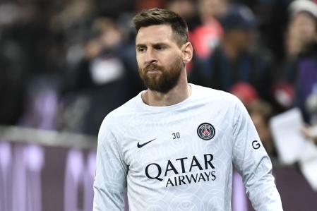 Paris Saint-Germain's Argentine forward Lionel Messi warms up  before the French L1 football match between Paris Saint-Germain (PSG) and Olympique Lyonnais (OL) at The Parc des Princes Stadium in Paris on April 2, 2023. (Photo by STEPHANE DE SAKUTIN / AFP)