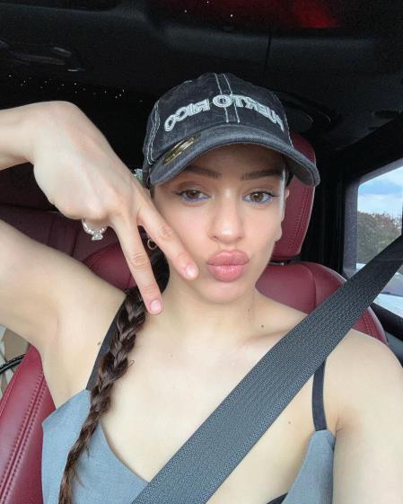 Rosalía usa el azul para marcar la línea de agua