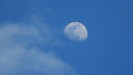 Reto visual: Detalle de la luna creciente que buscamos.