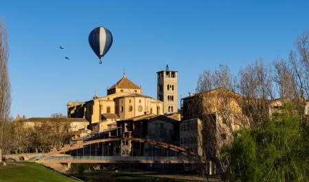 Perspectiva del casco antiguo de Vic con los globos.