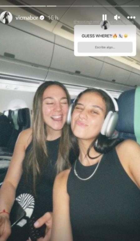 Victoria Federica en el avión con su mejor amiga