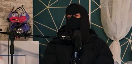El ’hacker’ Alcasec durante la grabación del podcast ’Club 113’
