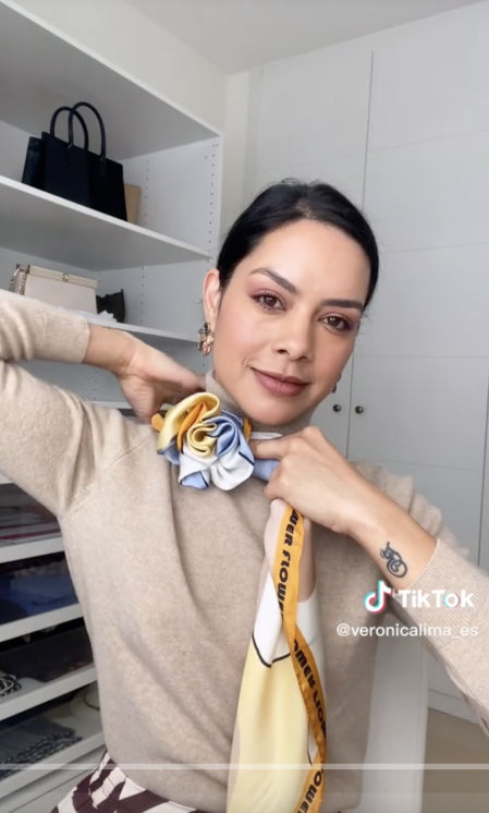 La tiktoker @veronicalima_es coloca en su cuello la flor obtenida con el pañuelo