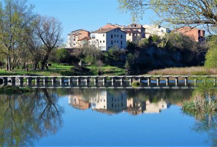 Reflejos en el río Ter en Manlleu una vez disipado el humo ártico.