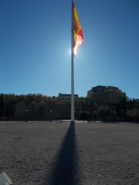 La bandera española hace de reloj de sol en la plaza de Colón de Madrid.