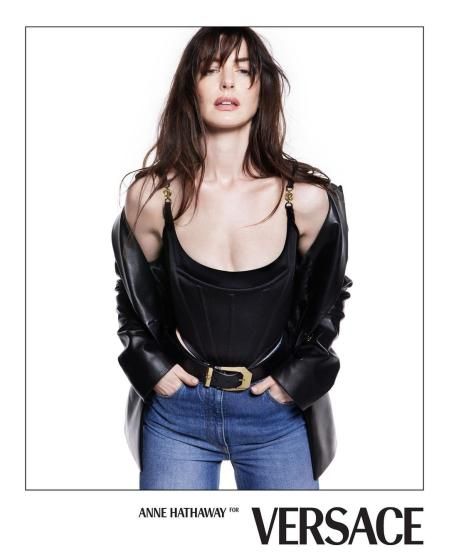 Anne Hathaway en la nueva campaña de Versace Icons