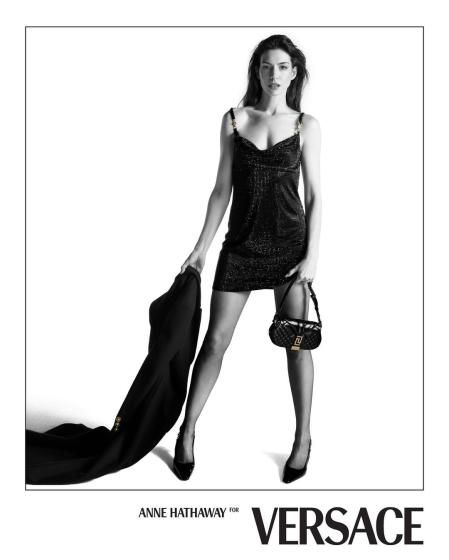 Anne Hathaway en la nueva campaña de Versace Icons