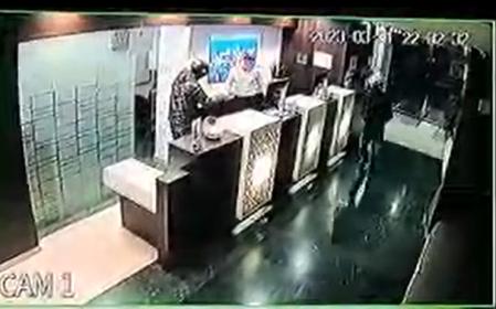 Secuencia del atraco con los ladrones huyendo con la caja fuerte