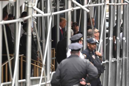 Donald Trump abandona los juzgados tras entregarse al juez