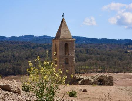 Paisaje de sequía en el pantano de Sau.