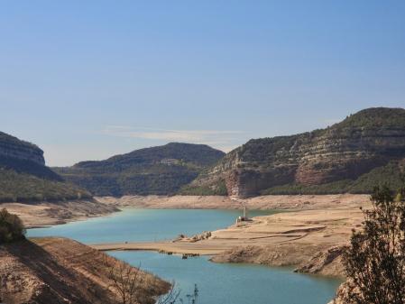 Paisaje de sequía en el pantano de Sau.