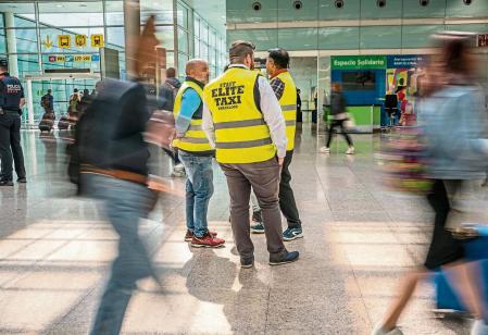 Taxistas se organizan para hacer frente a los ''taxis pirata'' en el Aeropuerto, en El Prat de Llobregat 4 de Abril de 2023.