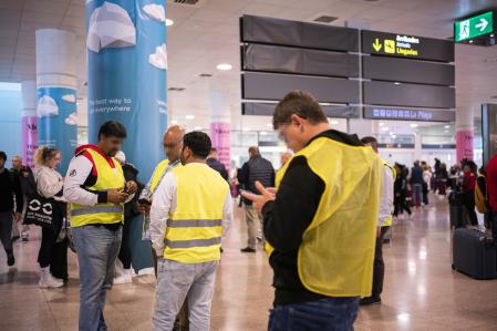 Varios taxistas haciendo guardia en el aeropuerto de Barcelona