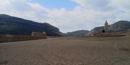 Paisaje de sequía en Sau.