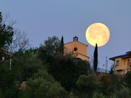 La luna llena de Pascua en la iglesia de Cardona.