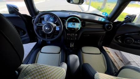 Tanto el exterior, como el interior mantienen inalterable el diseño y la filosofía de la marca.