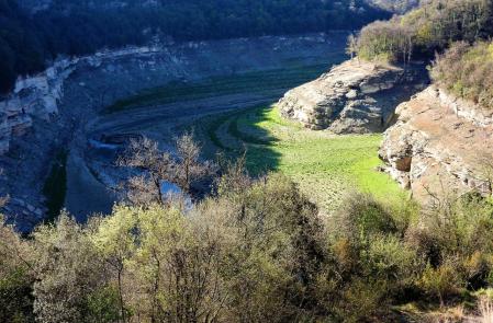 La sequía deja al natural el meandro del Ter.