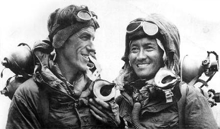 Hillary y Norgay posan con el equipamiento que llevaban en la cumbfe