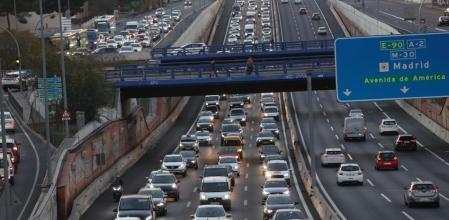 MADRID, 02/12/2022.- Atasco en la salida de la A2, carretera de Barcelona en sentido salida, este viernes en Madrid. La DGT ha puesto en marcha a las 15:00 horas el dispositivo especial de vigilancia en las carreteras con motivo del puente de la Constitución. (EFE/ Kiko Huesca)