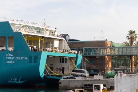 último ferry de Baleària rumbo a Ibiza o a Alcudia/Ciutadella. La entrada de los ferrys y barcos comerciales a esta zona del puerto siempre ha sido un espectaculo inesperado para quienes ven las maniobras de entrada desde la Rambla de Mar, el Moll d'Espanya o el Maremagnum, cuando los barcos parece que vayan a entrar en el moll de pescadors o Marina Port Vell y se detienen allí para hacer el reviro y ya, de popa, atracar por el lado de estribor. Con la última salida del ferry se termina una operación comercial ininterrumpida que se remonta a 1882, cuando se construyó el muelle Transversal, que es desde principios del siglo XX el muelle de Barcelona y el lugar clásico donde mucha gente ha tenido su primera experiencia de navegación, al ser un atraque clásico de Trasmediterránea desde su fundación en 1917. . La zona de atraque de los ferrys en la estación marítima Drassanes se convertirá en las próximas semanas en base de uno de los equipos de la copa américa y cuando esta acabe y la base se desmonte, la zona ya no volverá a acoger operaciones comerciales abriéndose a la ciudad en dos fases en las que desaparecerá cualquier señal de que fue zona de buques comerciales. Utima escala de un barco comercial en el Muelle de Barcelona. El barco a fotografiar en su maniobra en la Dársena del Comercio (la que queda entre Maremagnum y en World Trade Center) es de entrada a partir de las 18-18:30h de ese lunes de pascua. 
Fotyo: Miquel González / Shooting