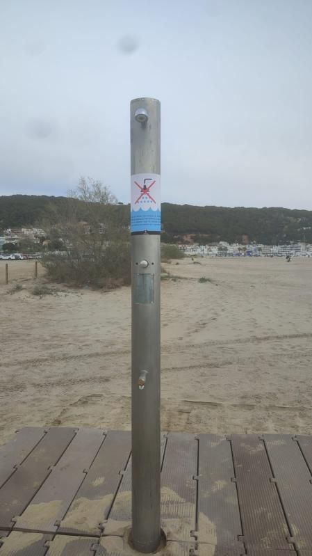 Ducha inactiva en una playa de Torroella de Montgrí-l'Estartit.