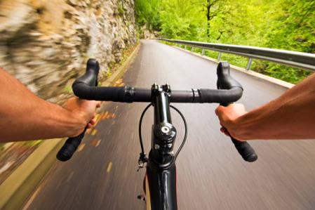 Agarrarte de la parte inferior del manillar te ayudará a conseguir una posición más aerodinámica.