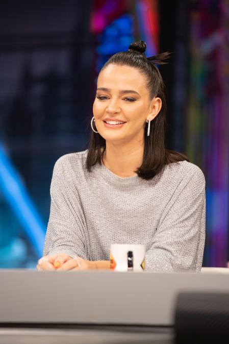 Laura Escanes con un semirecogido pulido con moño