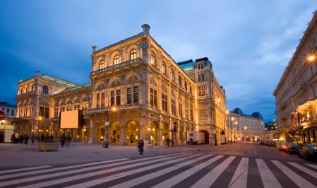 Teatro de la Ópera de Viena, al anochecer