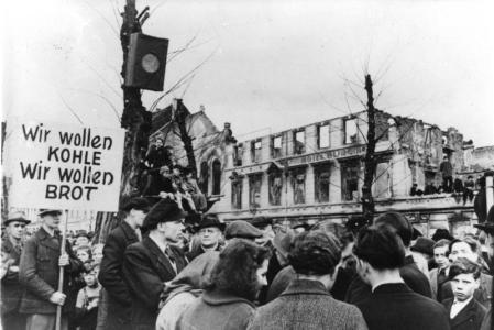 Una multitud protesta en Alemania Occidental por la falta de alimentos en 1947.