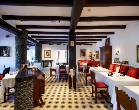 Imagen del comedor, reconstruido exactamente como era, la entrada a El Bulli con las ventanas a la cocina