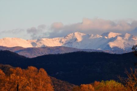 Vista del Pirineo nevado desde Banyoles.