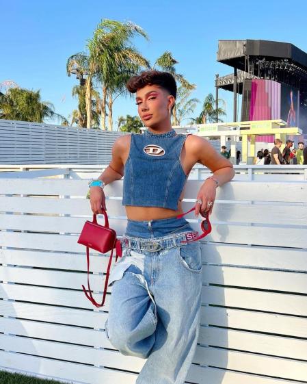 El maquillador e influencer James Charles acude a la cita musical con un total look denim