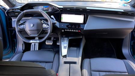 Su diseño interior es calcado al del 308, con el que también comparte plataforma.