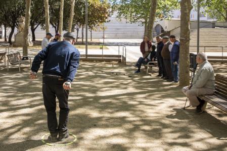 AMBIENTE Y USOS DEL PARC DE LA ESPANYA INDUSTRIAL. UN GRUPO DE HOMBRES JUGANDO A LA PETANCA EN EL PARQUE