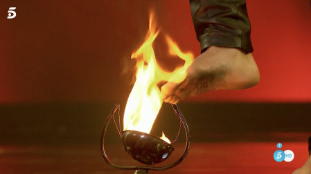 Fakir ha colocado frente al fuego y ha subido peldaño a peldaño una escalera de afiladas espadas