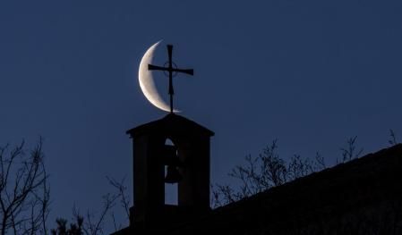 Luna menguante en la ermita de Sant Ramon.