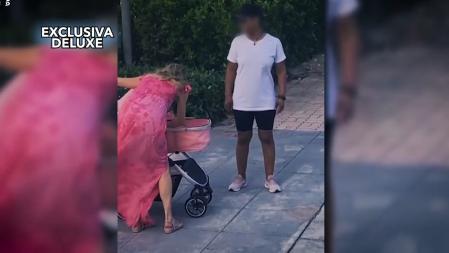 La bióloga tiene que parar en todo m omento para comprobar que su nieta está bien.