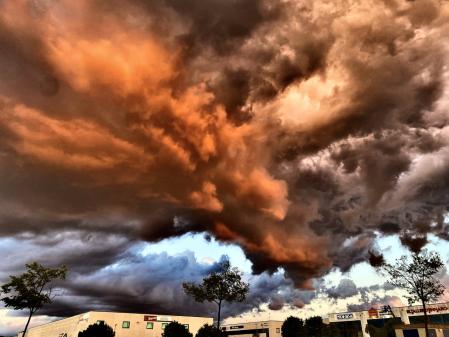 Nubes al atardecer en la zona del polígono industrial de Vic.