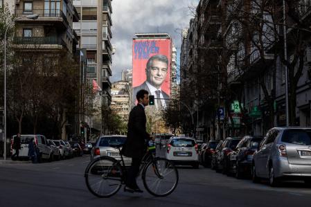 La campaña del expresidente del Barcelona, Joan Laporta, uno de los aspirantes a presidir el club azulgrana a partir del 24 de enero, ha aterrizado este martes en Madrid con la colocación de una gigantesca pancarta con su lema electoral a 100 metros de distancia del estadio Santiago Bernabéu. Se trata de una lona de cincuenta metros de altura, 20 de ancho y mil metros cuadrados, sobre fondo rojo, ubicada en el lateral de un bloque de pisos. En la misma se ve una imagen de Laporta con el lema de su campaña: 