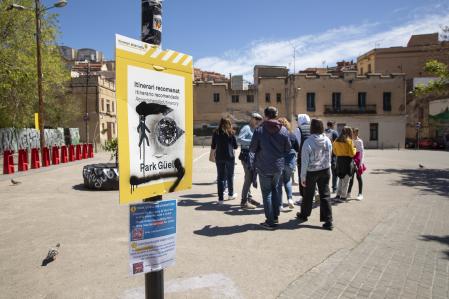 Una señal indicativa del Park Güell, alterada para despistar a turistas