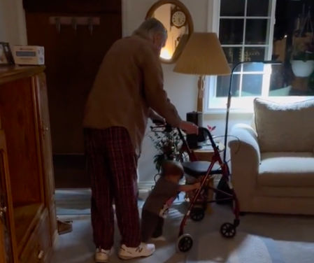 Imagen de Jeri Giles y su bisnieta paseando por casa